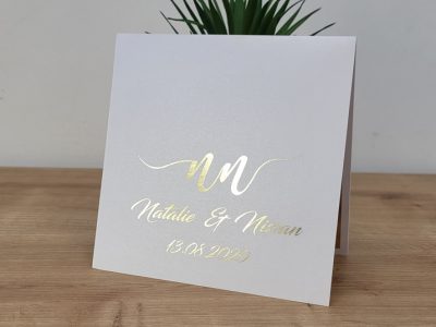 הזמנה נפתחת לחתונה לוגו שמות