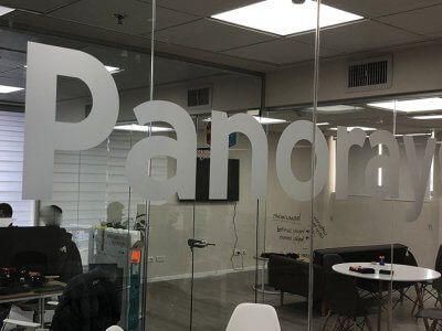 התקנת מדבקת שם חברה