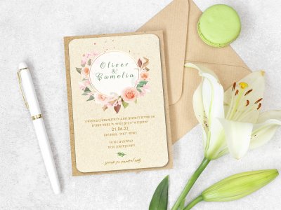 הזמנה פרחונית על גבי נייר קש