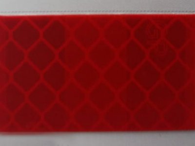 מדבקות כוורת מחזירות אור לתמרורים ושילוט רחוב אדום