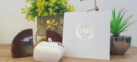 הזמנה נפתחת עם הטבעת זהב עלים