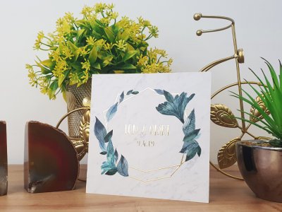 הזמנה לחתונה זהב שיש עלים כחולים