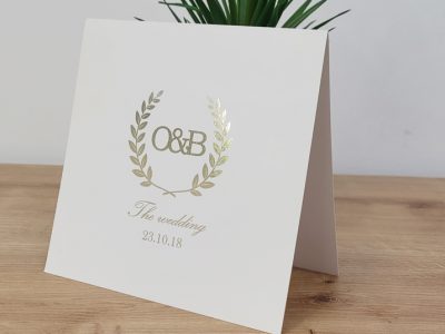 הזמנה נפתחת עם הטבעת זהב עלים