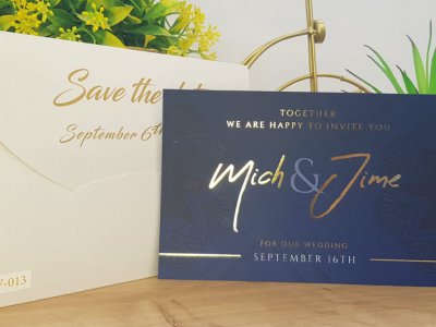 הזמנה לחתונה זהב על רקע כחול