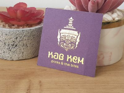 כרטיס ביקור עם פויל מובלט על רקע סגול