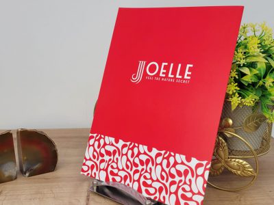 פולדר מעוצב רקע אדום ועיטורים לבנים