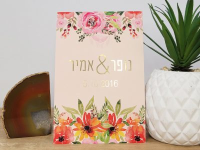 הזמנה לחתונה זהב על רקע פרחים אדומים