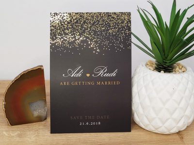 הזמנה לחתונה זהב על רקע שחור