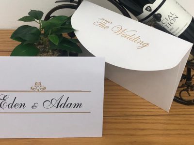 הזמנה יוקרתית ומעטפה עם הטבעה