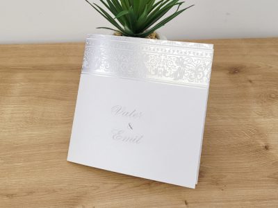 הזמנה נפתחת לשלושה חלקים ופויל