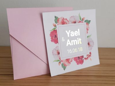 הזמנה לחתונה זהב עם פרחים ורודים