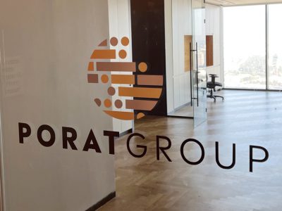 מדבקת לוגו צורנית דלת כניסה