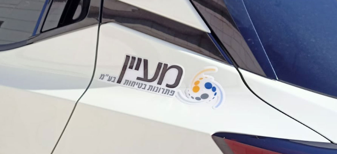 מדבקה בולטת לרכב